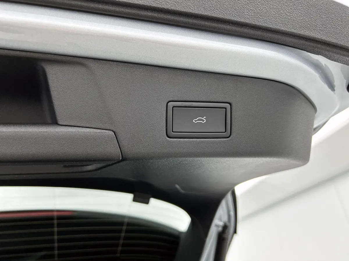 Pro Business 77 kWh 286 PK | Trekhaak | 360 Camera | 19" lichtmetalen velgen | IQ Lights | Stoelverwarming | Apple Carplay draadloos | Stuurverwarming | Lane assist | Android Auto draadloos 