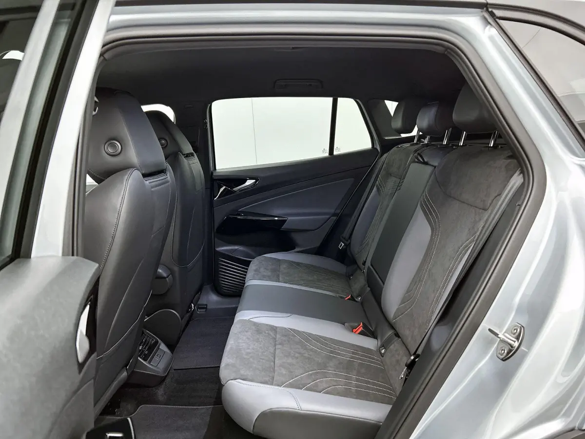 Pro Business 77 kWh 286 PK | Trekhaak | 360 Camera | 19" lichtmetalen velgen | IQ Lights | Stoelverwarming | Apple Carplay draadloos | Stuurverwarming | Lane assist | Android Auto draadloos 