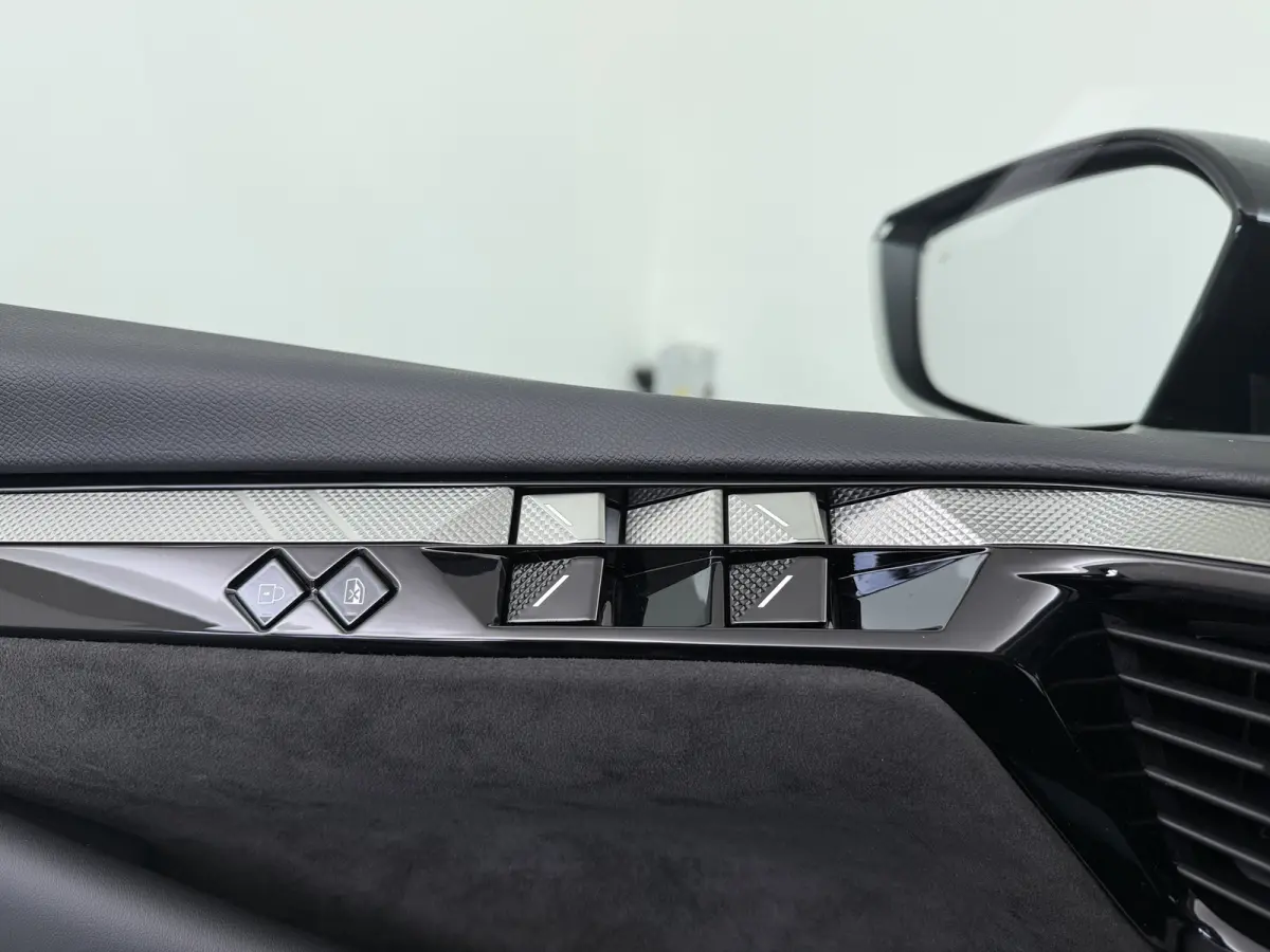 Étoile | 10" capacitive touchscreen (personaliseerbaar) | 6 voudig elektrisch verstelbare passagiersstoel | Achteruitrijcamera
