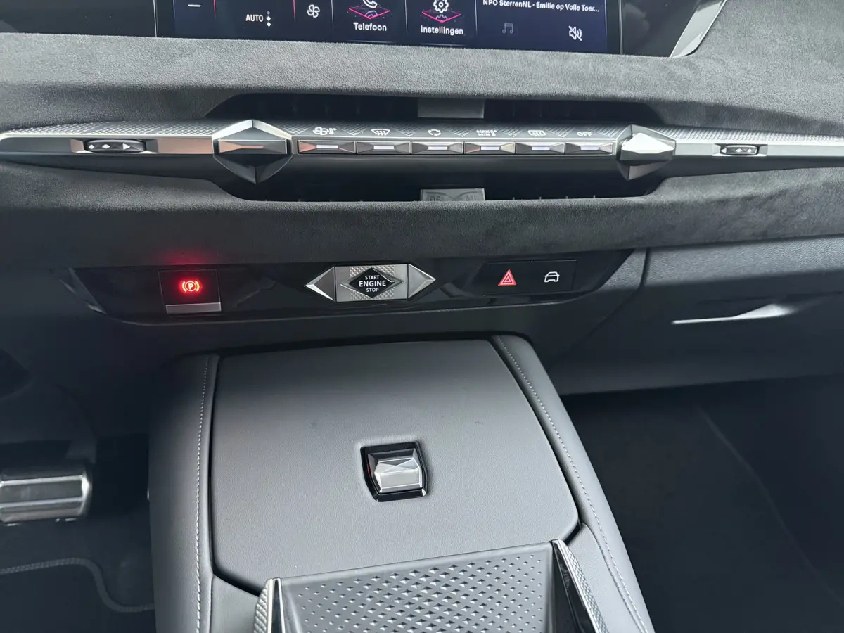 Étoile | 10" capacitive touchscreen (personaliseerbaar) | 6 voudig elektrisch verstelbare passagiersstoel | Achteruitrijcamera