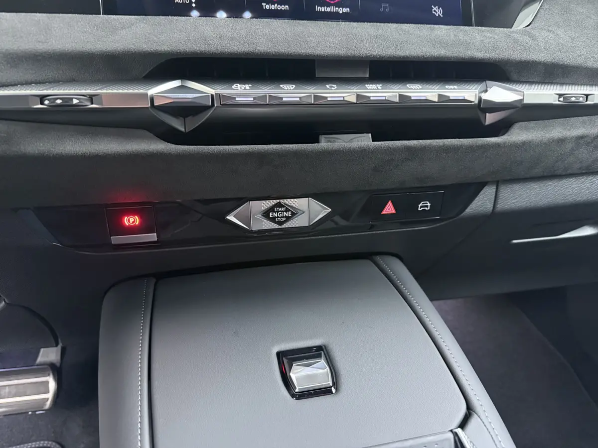 Étoile | 10" capacitive touchscreen (personaliseerbaar) | 6 voudig elektrisch verstelbare passagiersstoel | Achteruitrijcamera