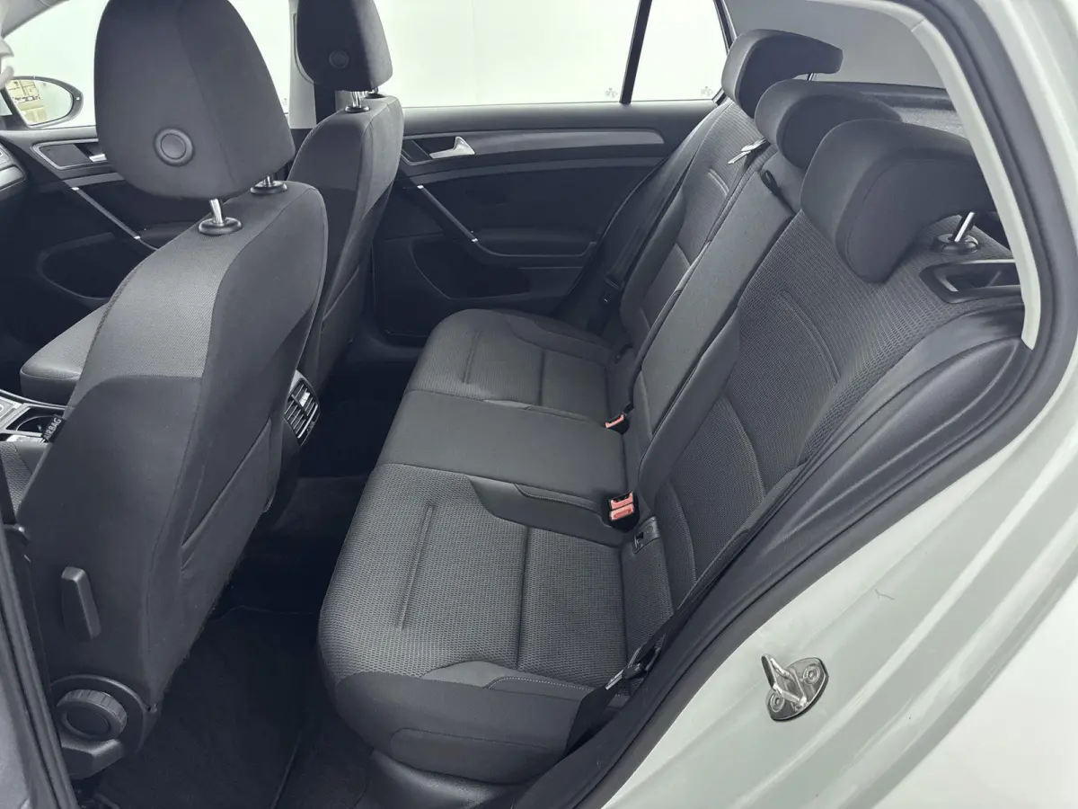 E-DITION | Accu 93% | Navigatie | Parkeersensoren V+A | Led | Airco