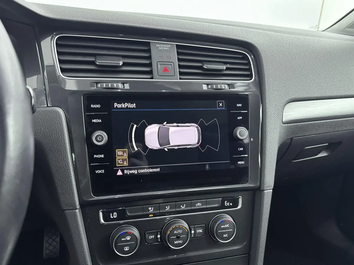 E-DITION | Accu 93% | Navigatie | Parkeersensoren V+A | Led | Airco