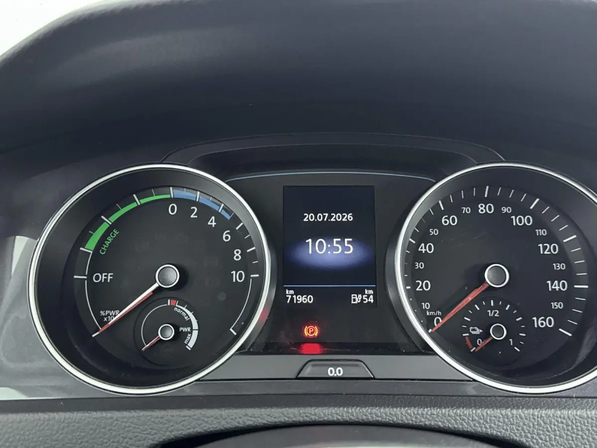 E-DITION | Accu 93% | Navigatie | Parkeersensoren V+A | Led | Airco