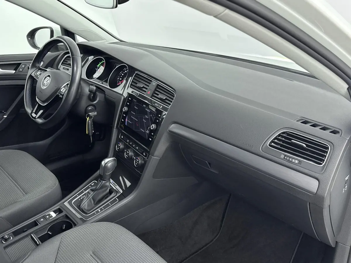 E-DITION | Accu 93% | Navigatie | Parkeersensoren V+A | Led | Airco