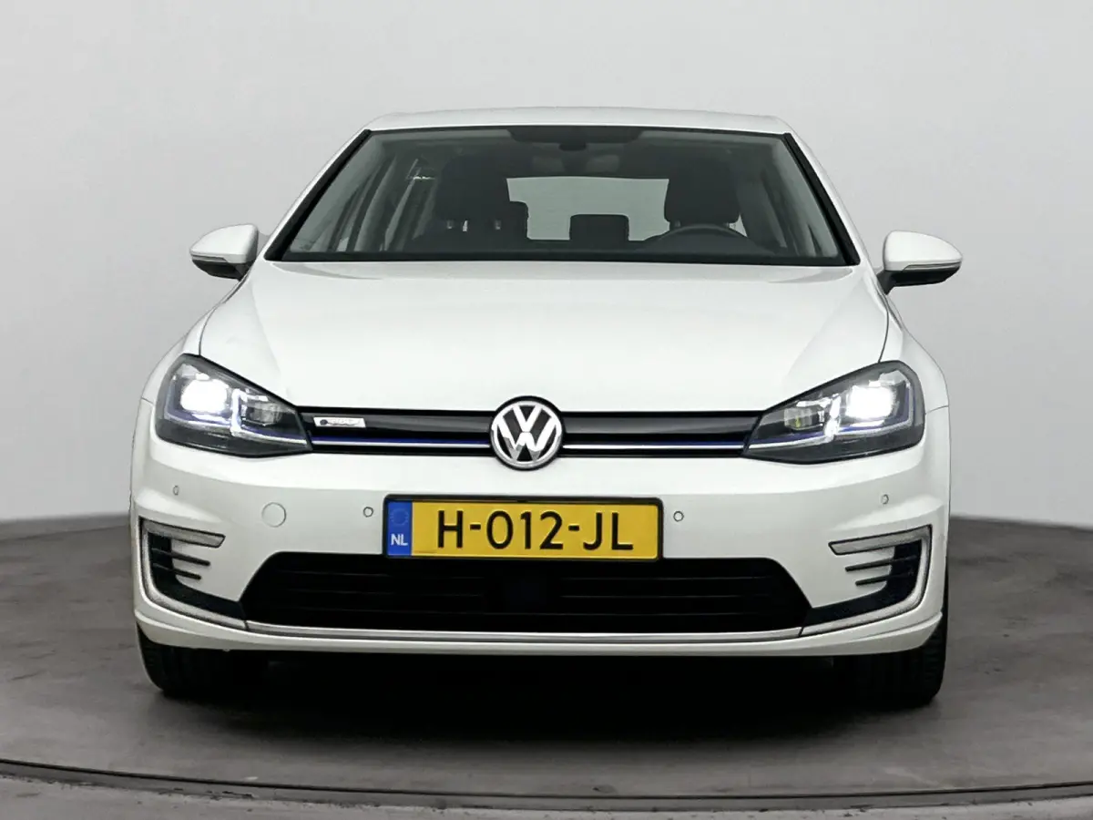 E-DITION | Accu 93% | Navigatie | Parkeersensoren V+A | Led | Airco
