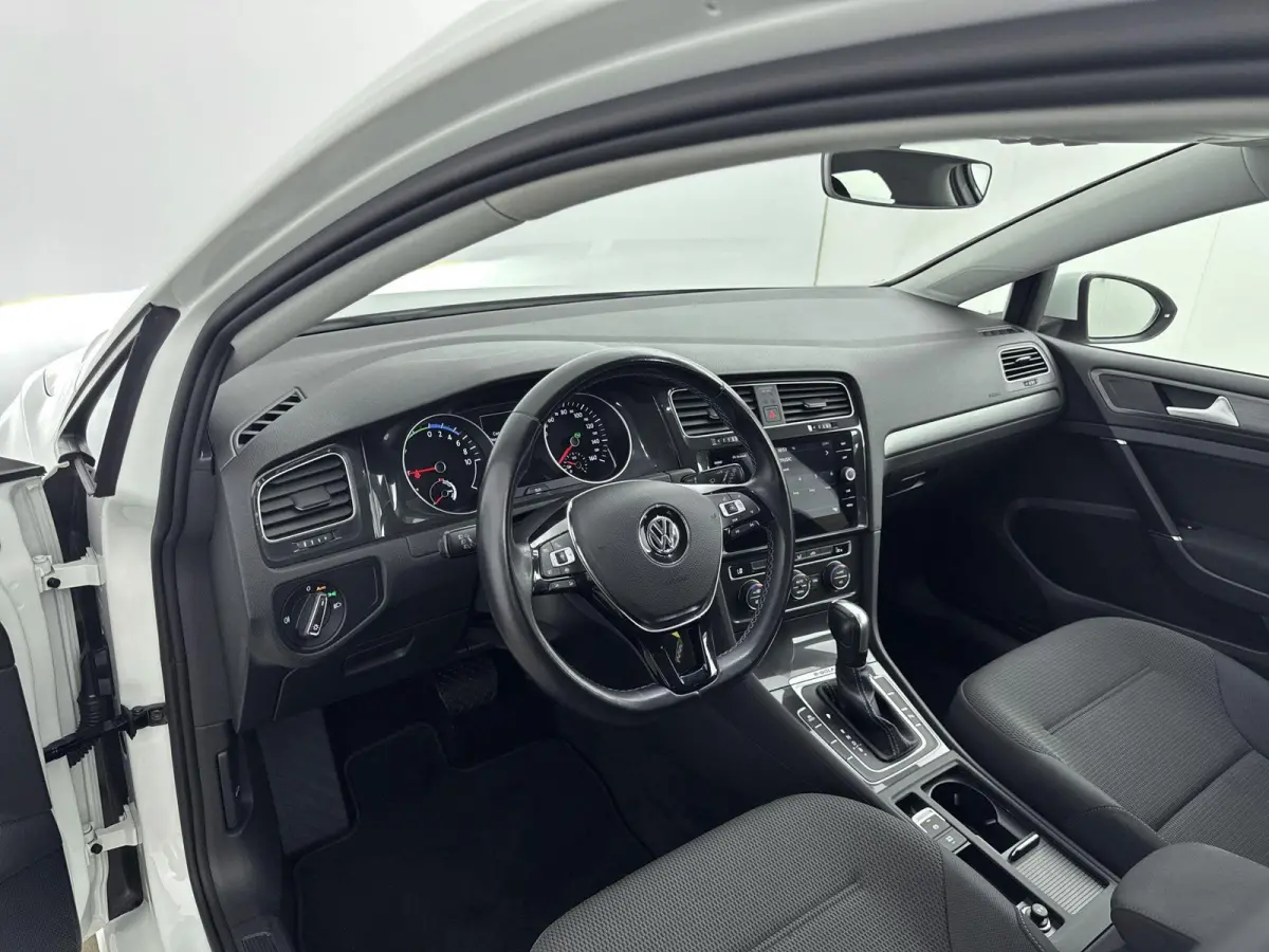 E-DITION | Accu 93% | Navigatie | Parkeersensoren V+A | Led | Airco