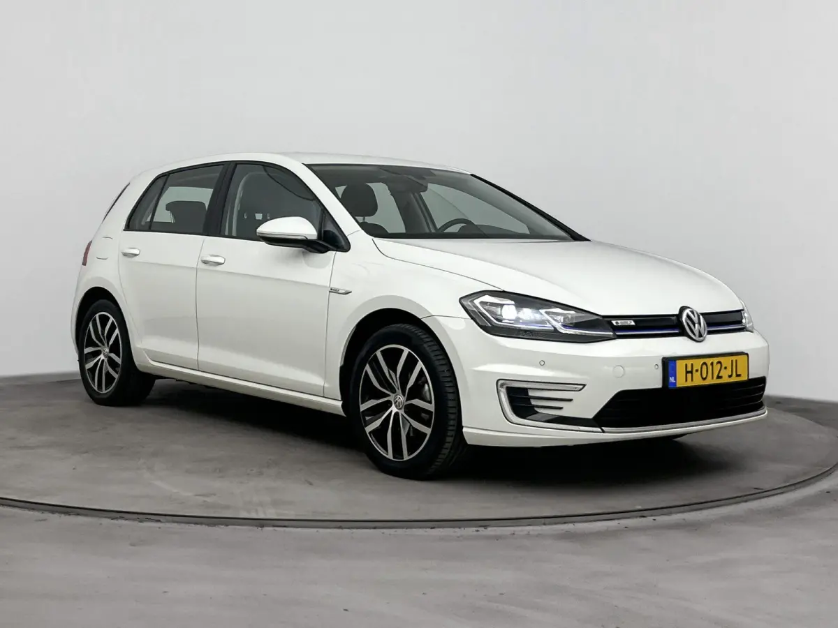 E-DITION | Accu 93% | Navigatie | Parkeersensoren V+A | Led | Airco