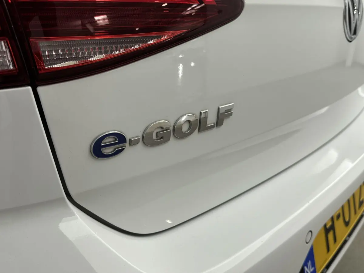 E-DITION | Accu 93% | Navigatie | Parkeersensoren V+A | Led | Airco