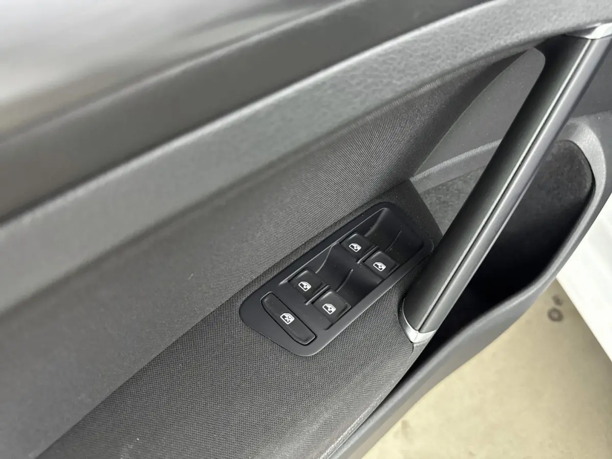 E-DITION | Accu 93% | Navigatie | Parkeersensoren V+A | Led | Airco