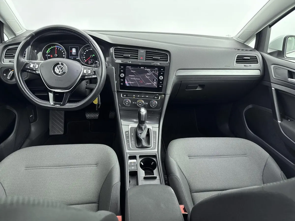 E-DITION | Accu 93% | Navigatie | Parkeersensoren V+A | Led | Airco