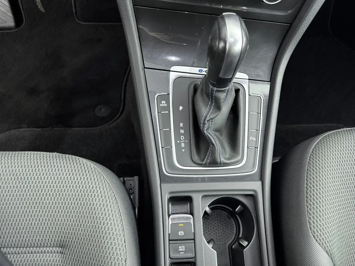 E-DITION | Accu 93% | Navigatie | Parkeersensoren V+A | Led | Airco