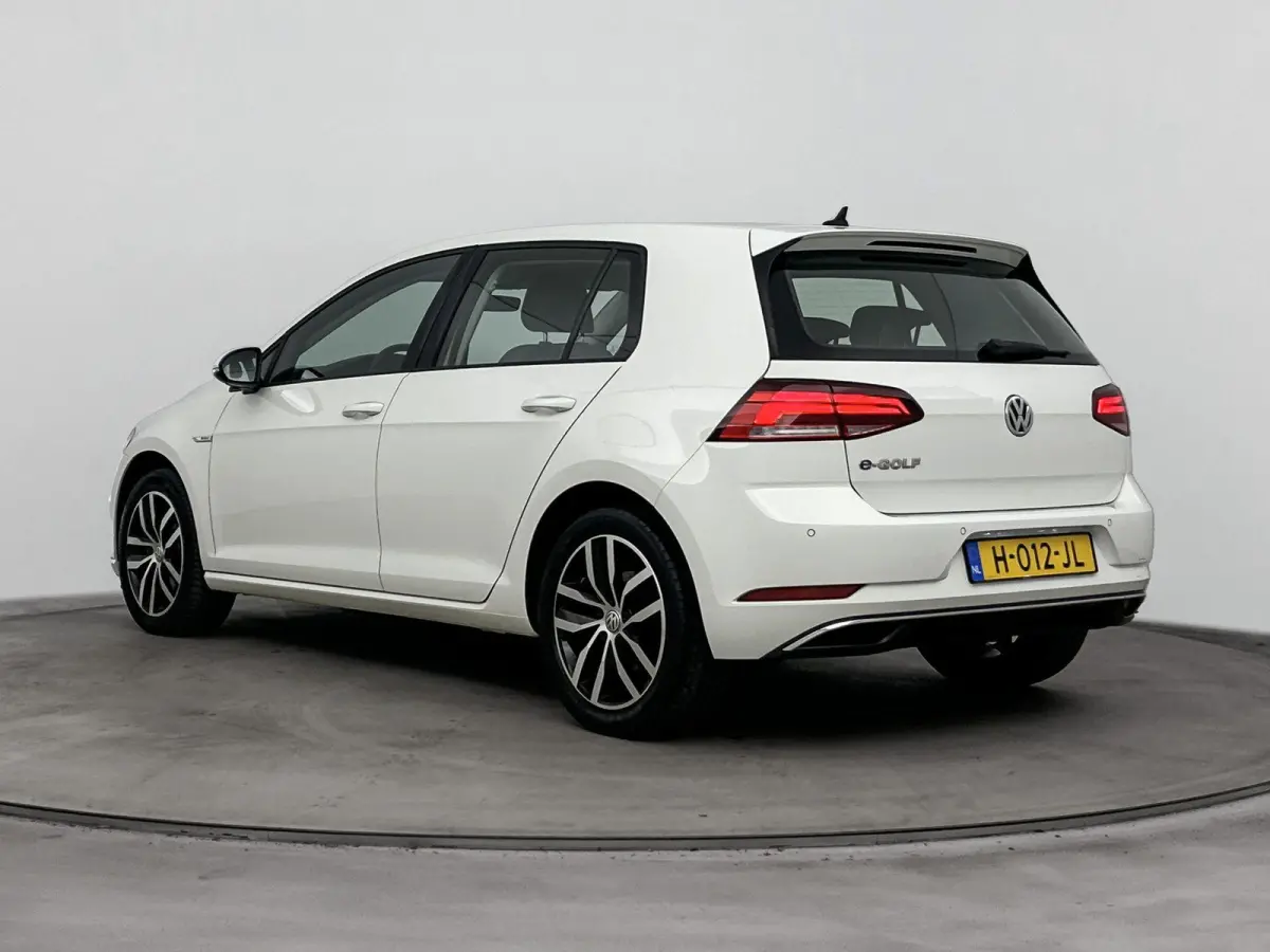 E-DITION | Accu 93% | Navigatie | Parkeersensoren V+A | Led | Airco