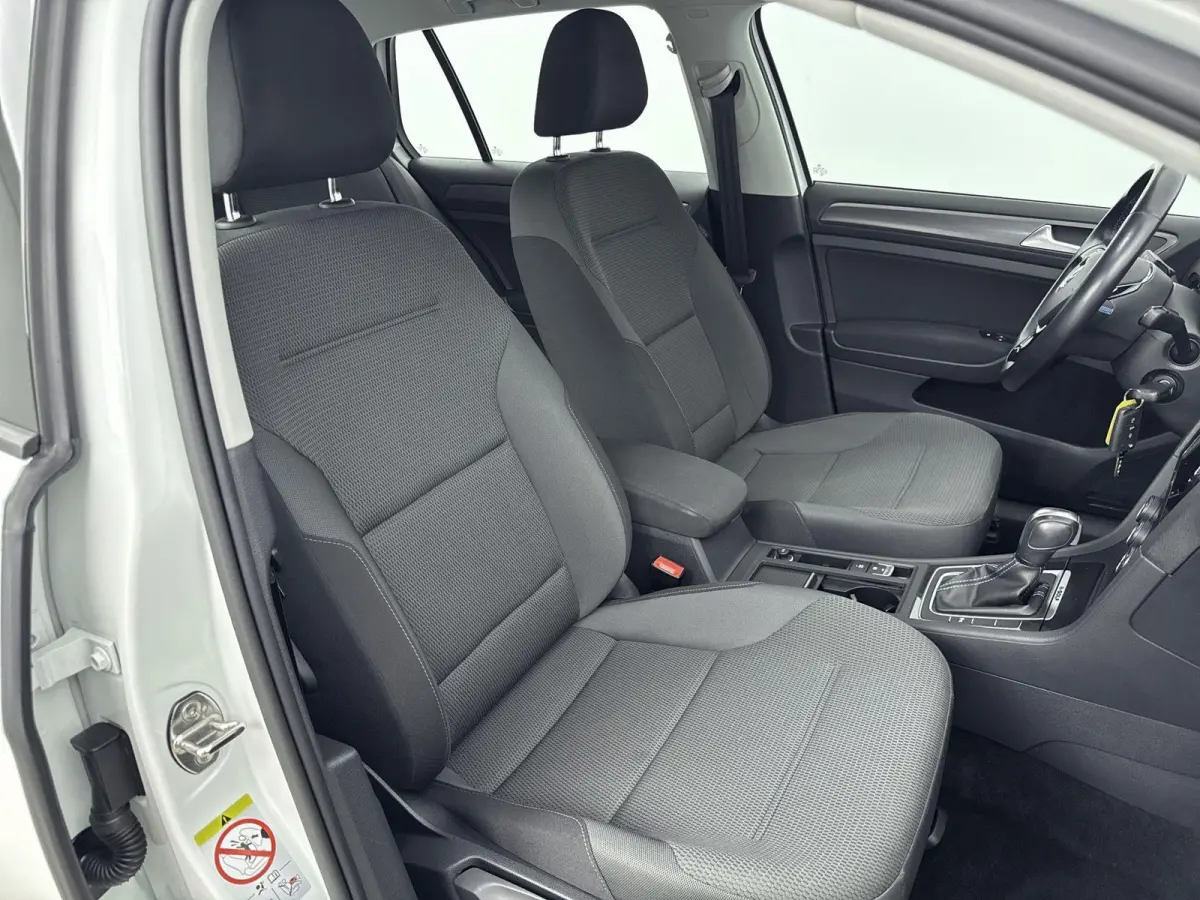 E-DITION | Accu 93% | Navigatie | Parkeersensoren V+A | Led | Airco