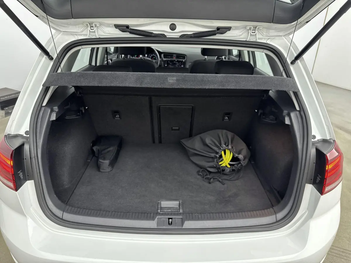 E-DITION | Accu 93% | Navigatie | Parkeersensoren V+A | Led | Airco