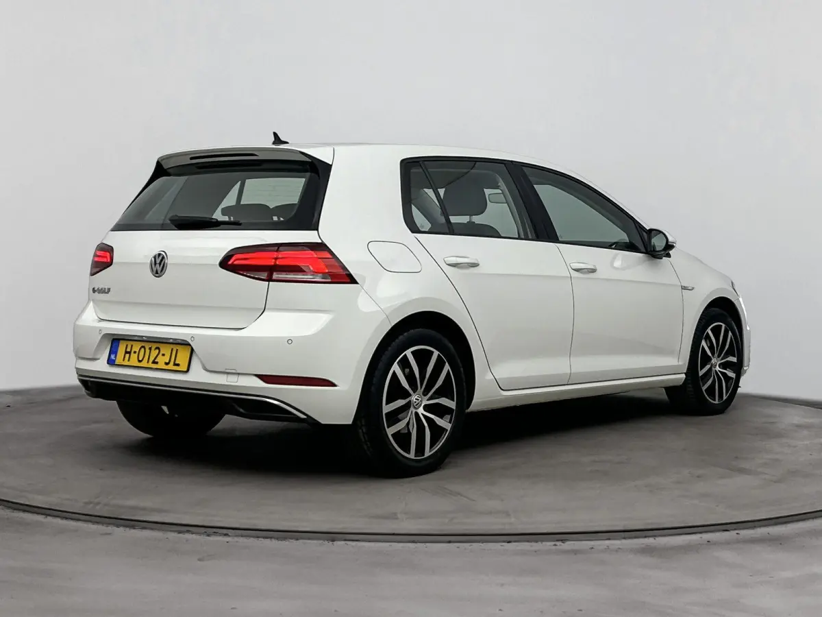 E-DITION | Accu 93% | Navigatie | Parkeersensoren V+A | Led | Airco