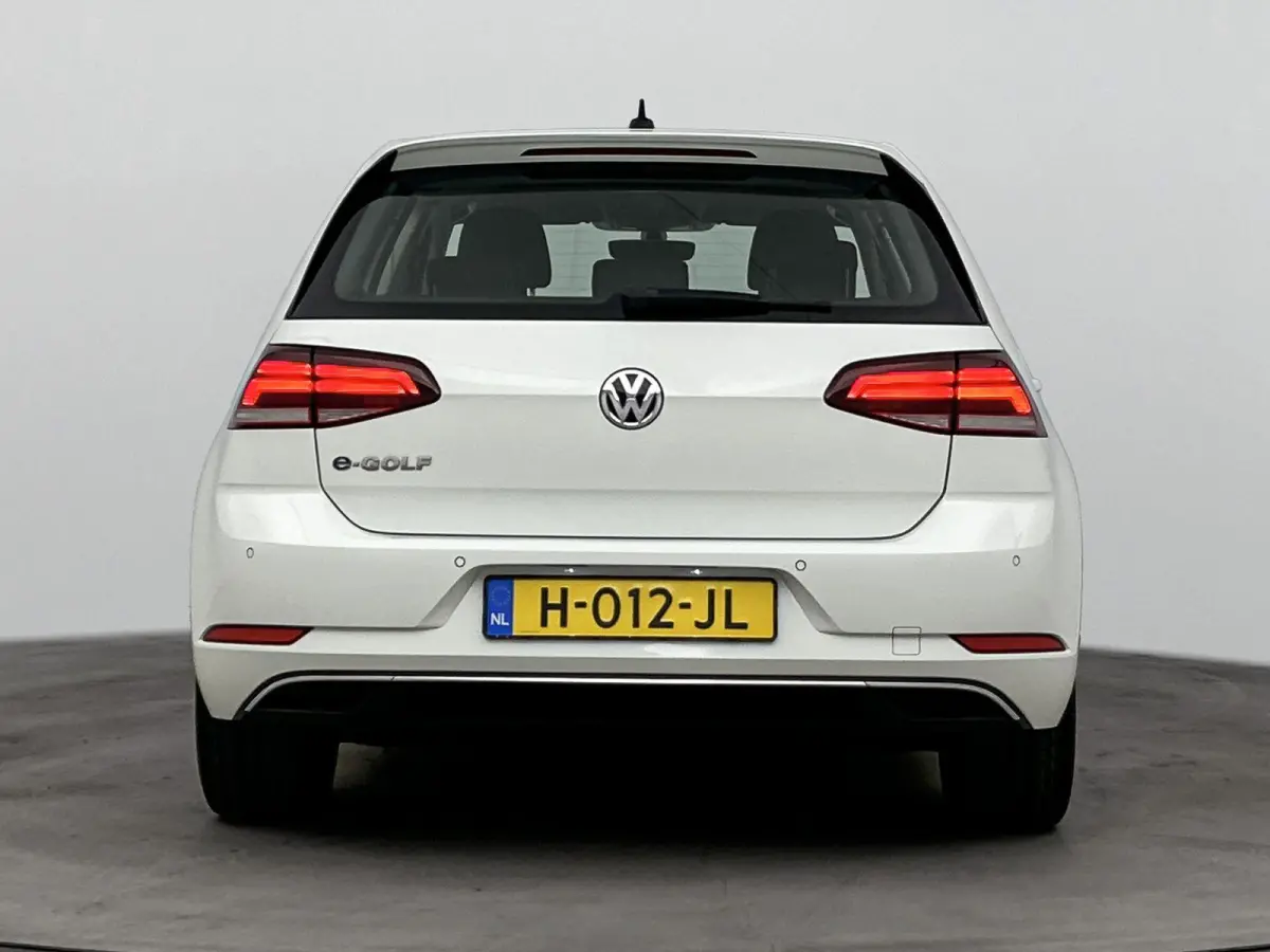 E-DITION | Accu 93% | Navigatie | Parkeersensoren V+A | Led | Airco