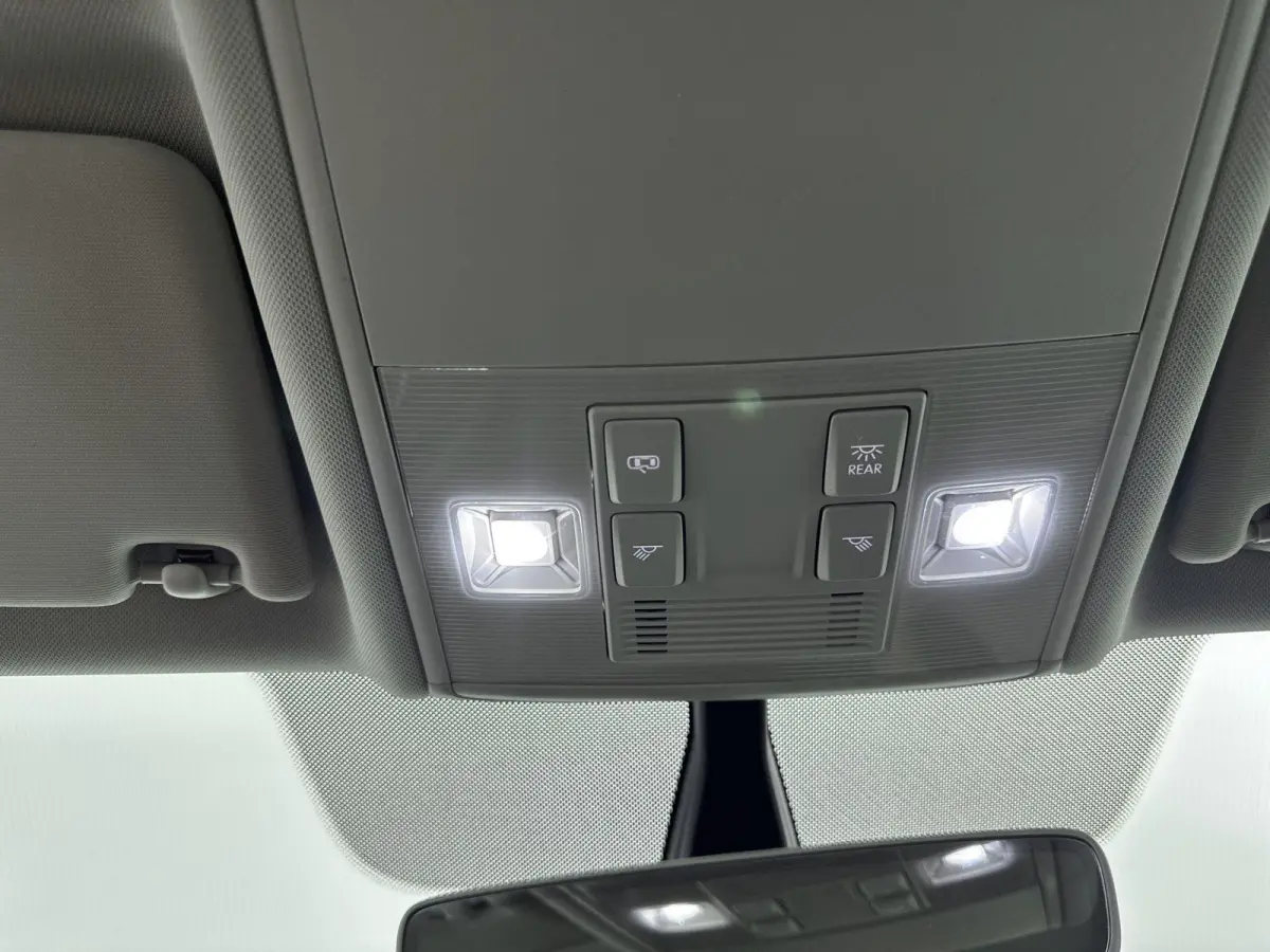 E-DITION | Accu 93% | Navigatie | Parkeersensoren V+A | Led | Airco