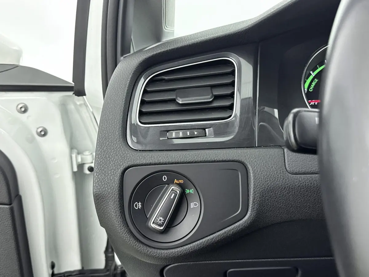 E-DITION | Accu 93% | Navigatie | Parkeersensoren V+A | Led | Airco
