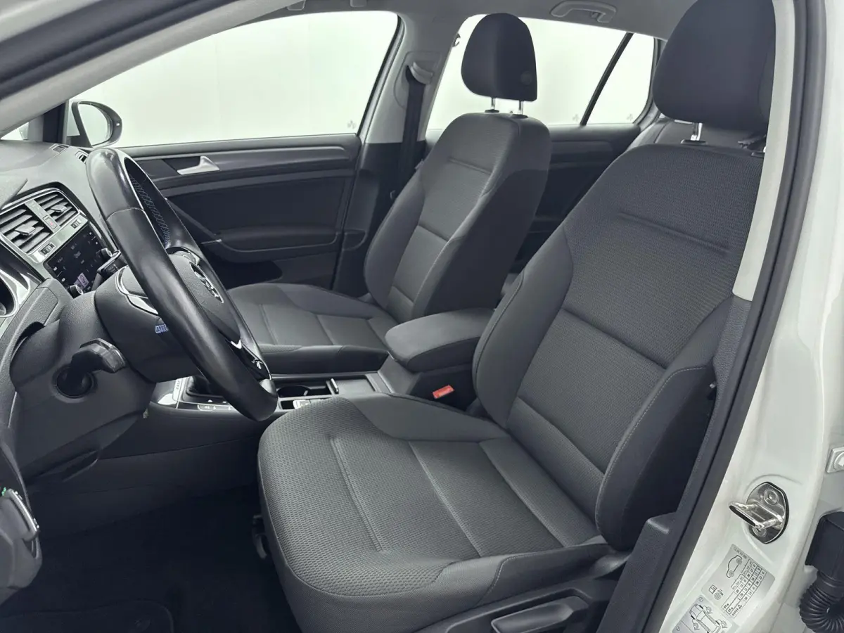 E-DITION | Accu 93% | Navigatie | Parkeersensoren V+A | Led | Airco