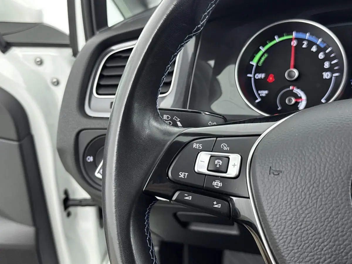 E-DITION | Accu 93% | Navigatie | Parkeersensoren V+A | Led | Airco