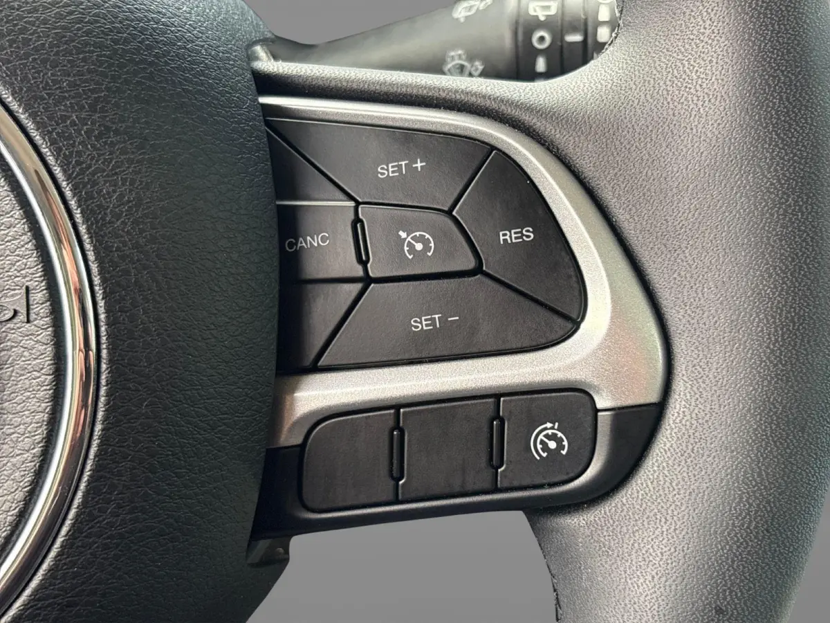 4xe 240 Plug-in Hybrid Electric New Upland | Navigatie | Parkeersensoren voor + achter | Afneembare trekhaak | Dakrails | LMV 17" | Cruis Control |