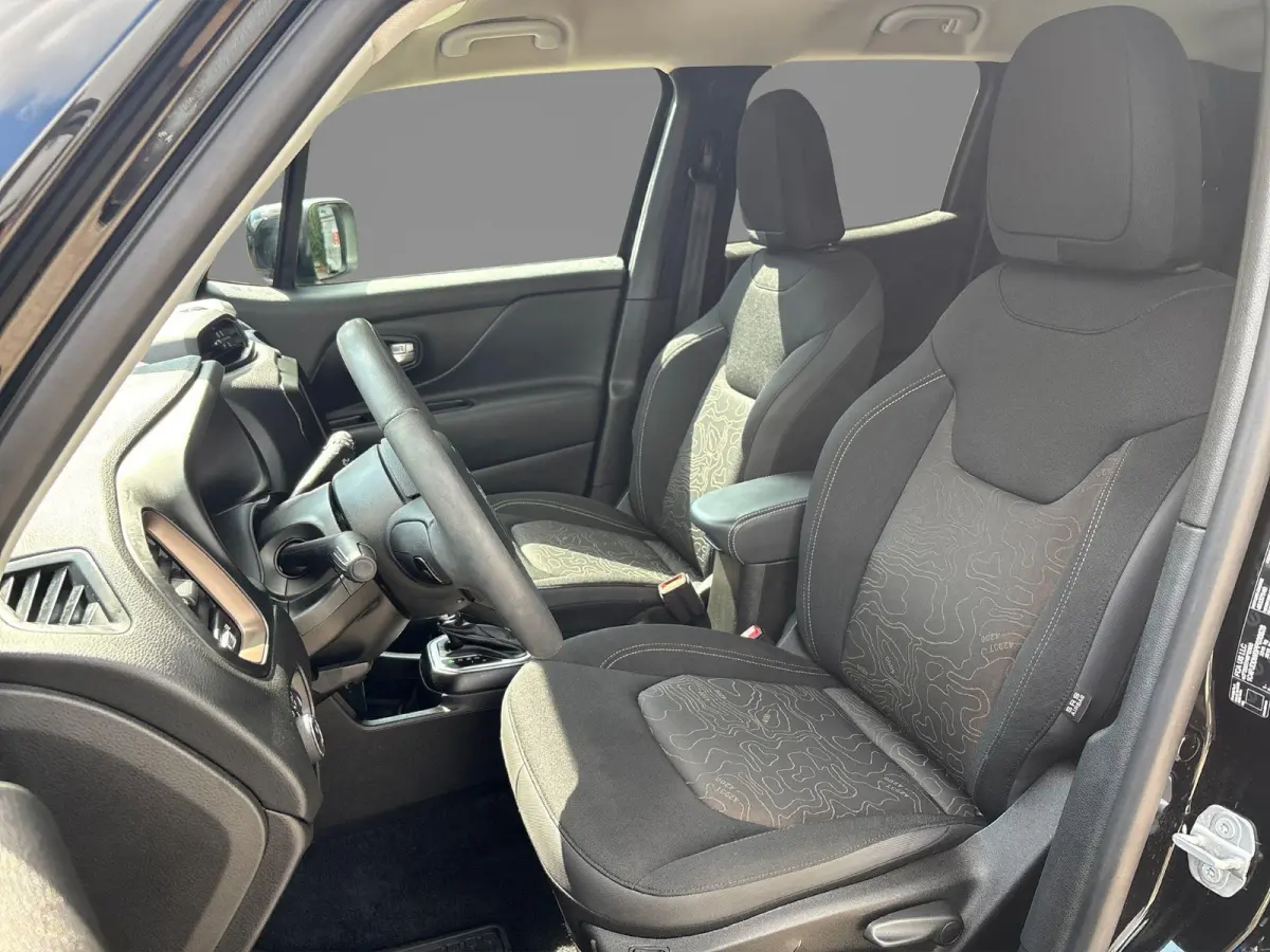 4xe 240 Plug-in Hybrid Electric New Upland | Navigatie | Parkeersensoren voor + achter | Afneembare trekhaak | Dakrails | LMV 17" | Cruis Control |