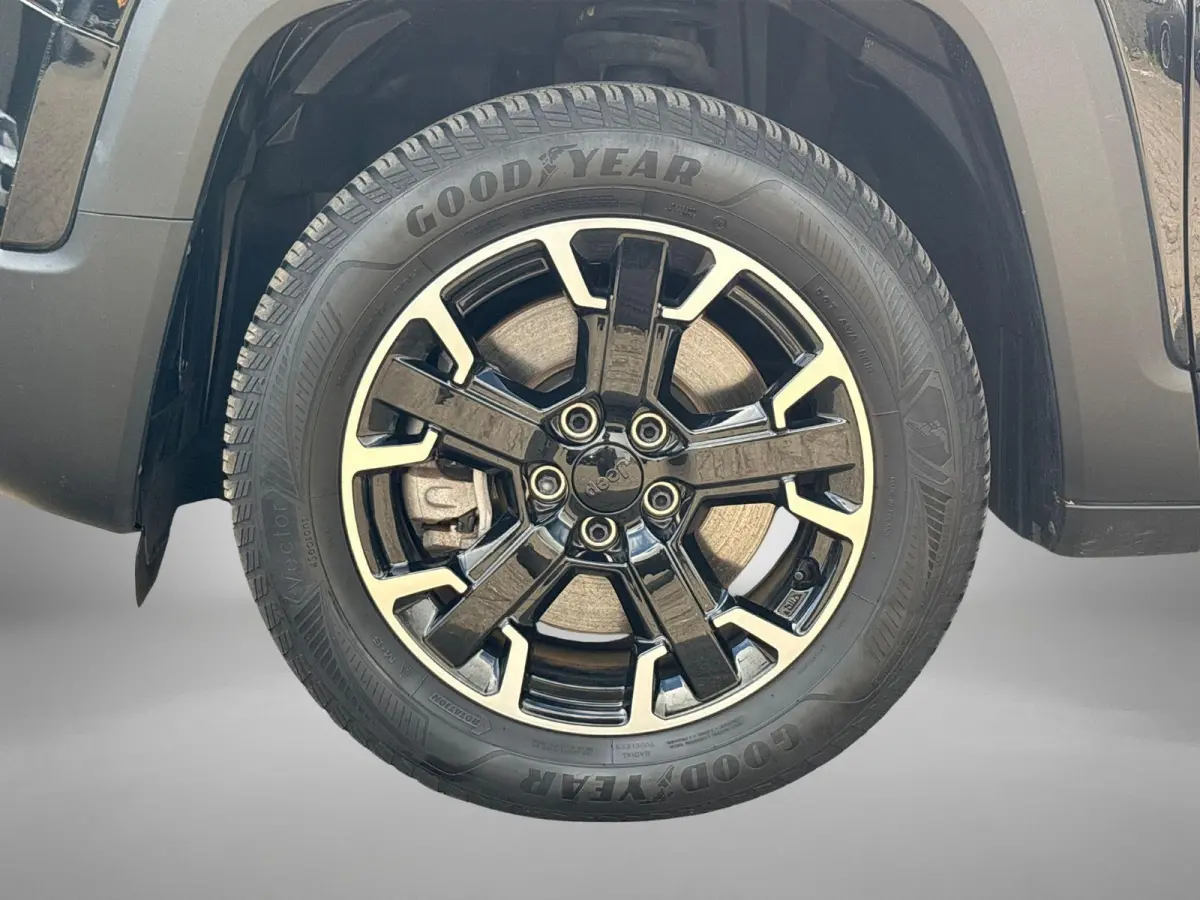 4xe 240 Plug-in Hybrid Electric New Upland | Navigatie | Parkeersensoren voor + achter | Afneembare trekhaak | Dakrails | LMV 17" | Cruis Control |