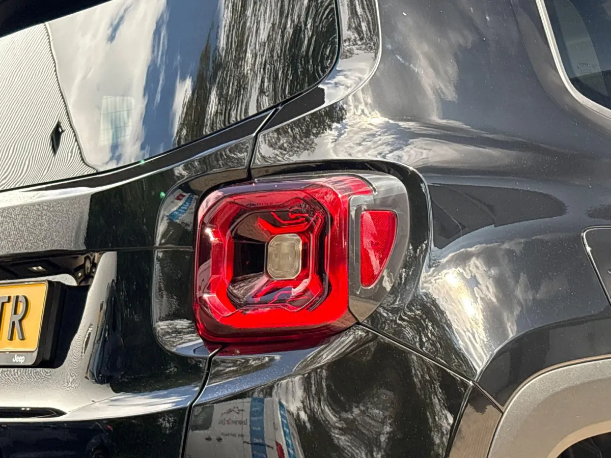 4xe 240 Plug-in Hybrid Electric New Upland | Navigatie | Parkeersensoren voor + achter | Afneembare trekhaak | Dakrails | LMV 17" | Cruis Control |