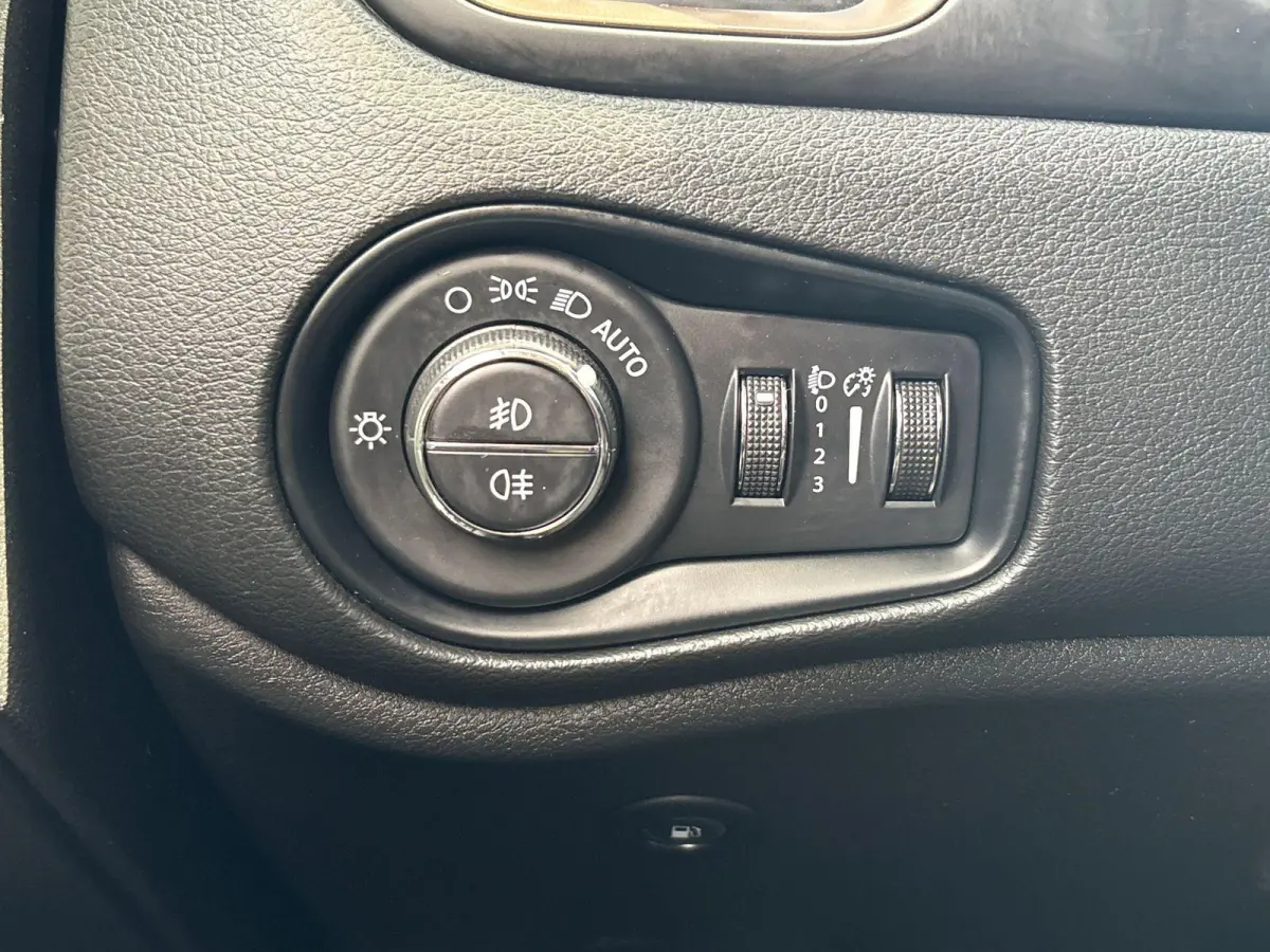 4xe 240 Plug-in Hybrid Electric New Upland | Navigatie | Parkeersensoren voor + achter | Afneembare trekhaak | Dakrails | LMV 17" | Cruis Control |