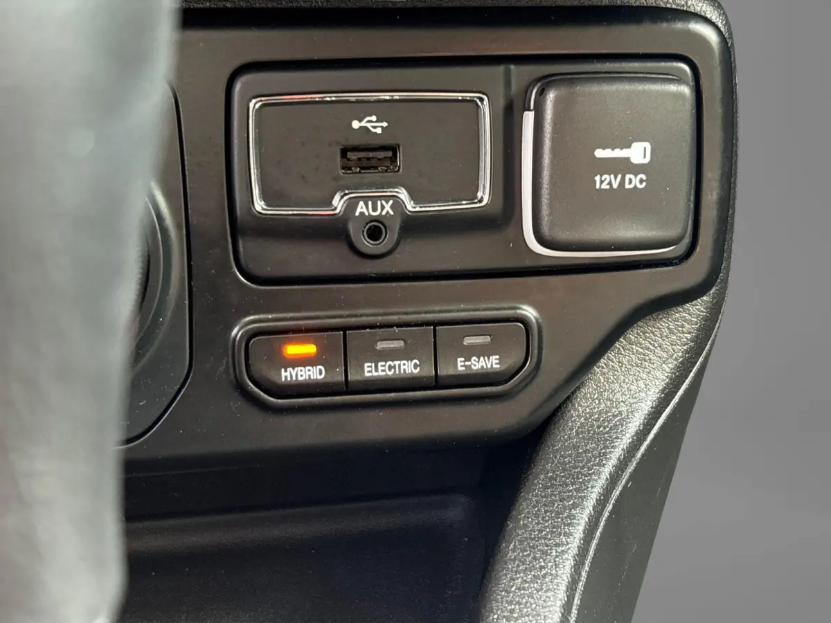 4xe 240 Plug-in Hybrid Electric New Upland | Navigatie | Parkeersensoren voor + achter | Afneembare trekhaak | Dakrails | LMV 17" | Cruis Control |