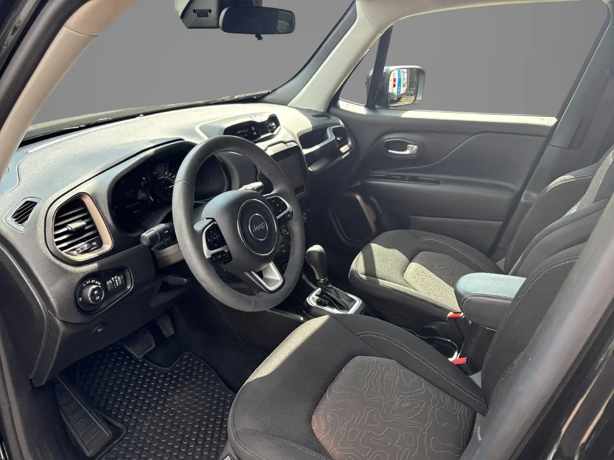 4xe 240 Plug-in Hybrid Electric New Upland | Navigatie | Parkeersensoren voor + achter | Afneembare trekhaak | Dakrails | LMV 17" | Cruis Control |