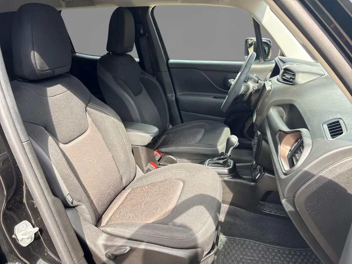 4xe 240 Plug-in Hybrid Electric New Upland | Navigatie | Parkeersensoren voor + achter | Afneembare trekhaak | Dakrails | LMV 17" | Cruis Control |
