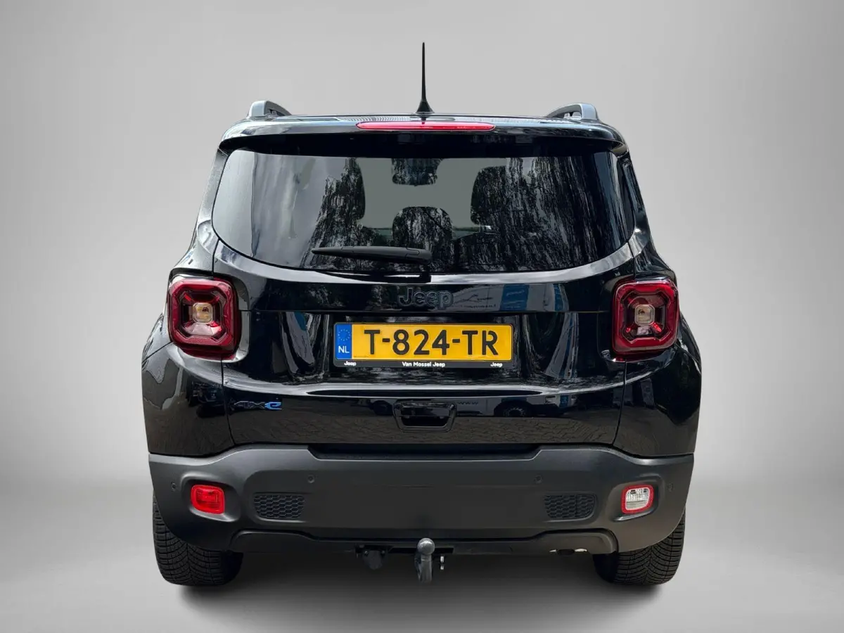 4xe 240 Plug-in Hybrid Electric New Upland | Navigatie | Parkeersensoren voor + achter | Afneembare trekhaak | Dakrails | LMV 17" | Cruis Control |