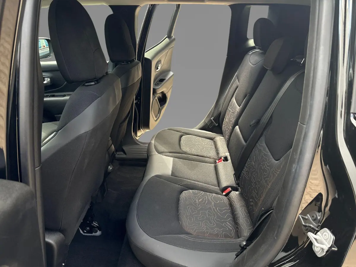 4xe 240 Plug-in Hybrid Electric New Upland | Navigatie | Parkeersensoren voor + achter | Afneembare trekhaak | Dakrails | LMV 17" | Cruis Control |