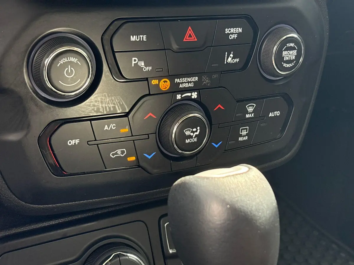4xe 240 Plug-in Hybrid Electric New Upland | Navigatie | Parkeersensoren voor + achter | Afneembare trekhaak | Dakrails | LMV 17" | Cruis Control |