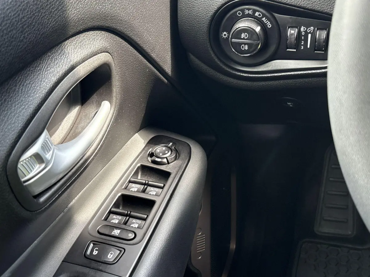 4xe 240 Plug-in Hybrid Electric New Upland | Navigatie | Parkeersensoren voor + achter | Afneembare trekhaak | Dakrails | LMV 17" | Cruis Control |