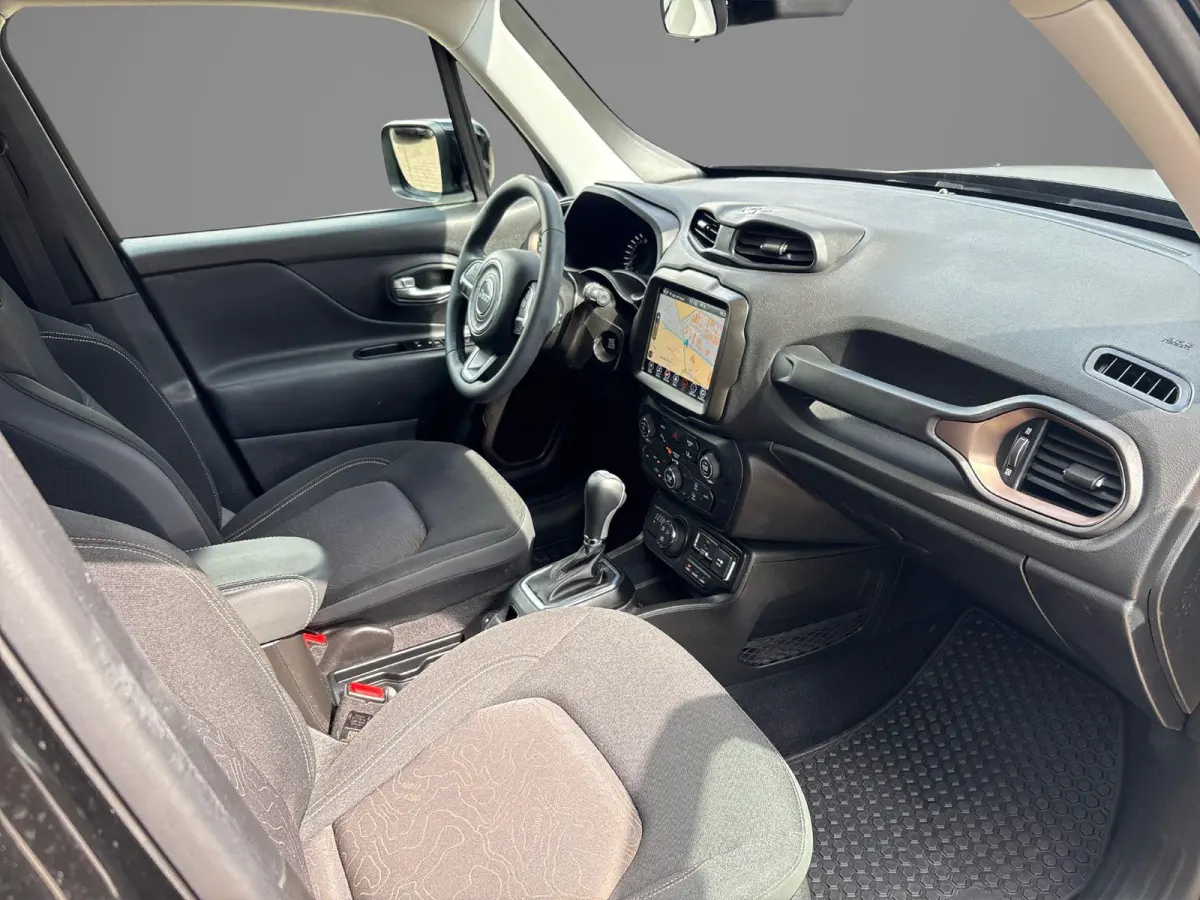 4xe 240 Plug-in Hybrid Electric New Upland | Navigatie | Parkeersensoren voor + achter | Afneembare trekhaak | Dakrails | LMV 17" | Cruis Control |