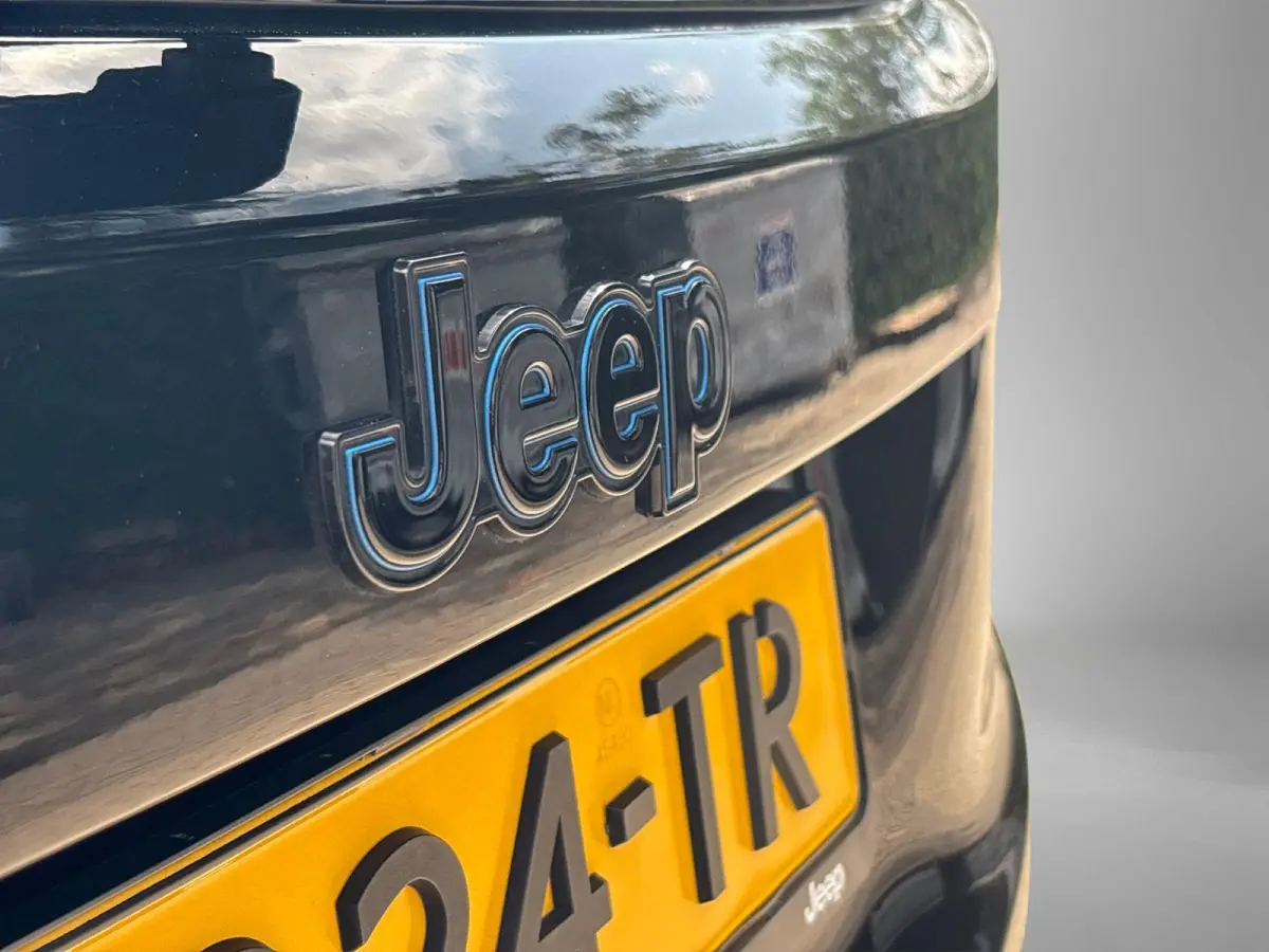4xe 240 Plug-in Hybrid Electric New Upland | Navigatie | Parkeersensoren voor + achter | Afneembare trekhaak | Dakrails | LMV 17" | Cruis Control |