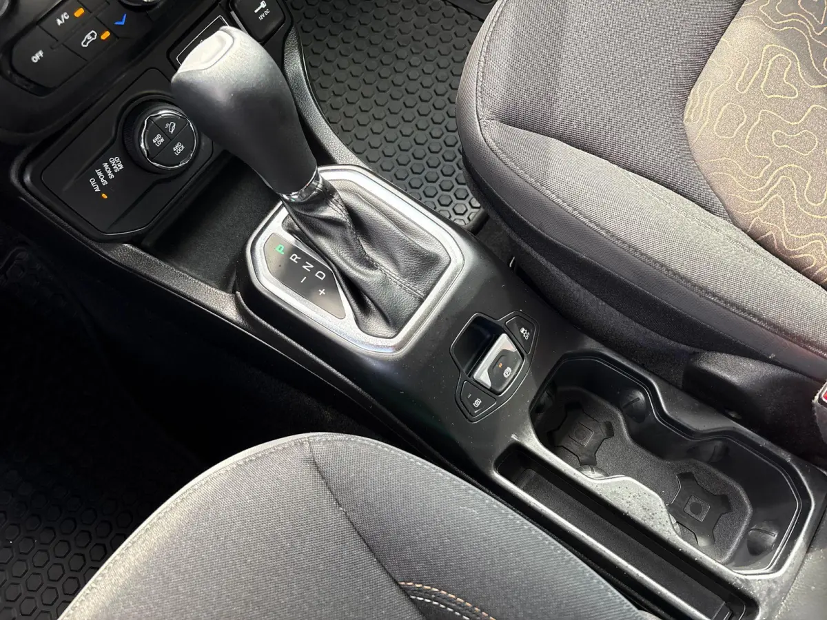 4xe 240 Plug-in Hybrid Electric New Upland | Navigatie | Parkeersensoren voor + achter | Afneembare trekhaak | Dakrails | LMV 17" | Cruis Control |