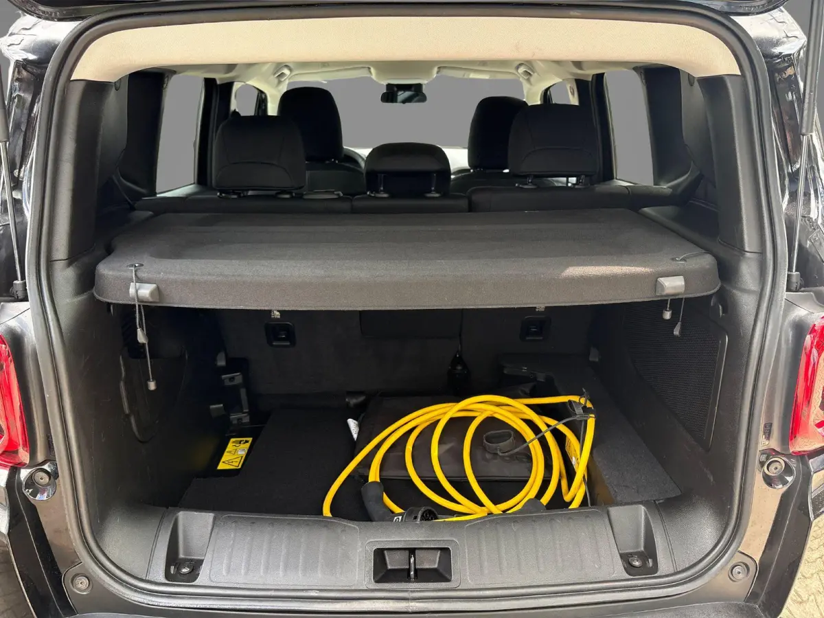 4xe 240 Plug-in Hybrid Electric New Upland | Navigatie | Parkeersensoren voor + achter | Afneembare trekhaak | Dakrails | LMV 17" | Cruis Control |