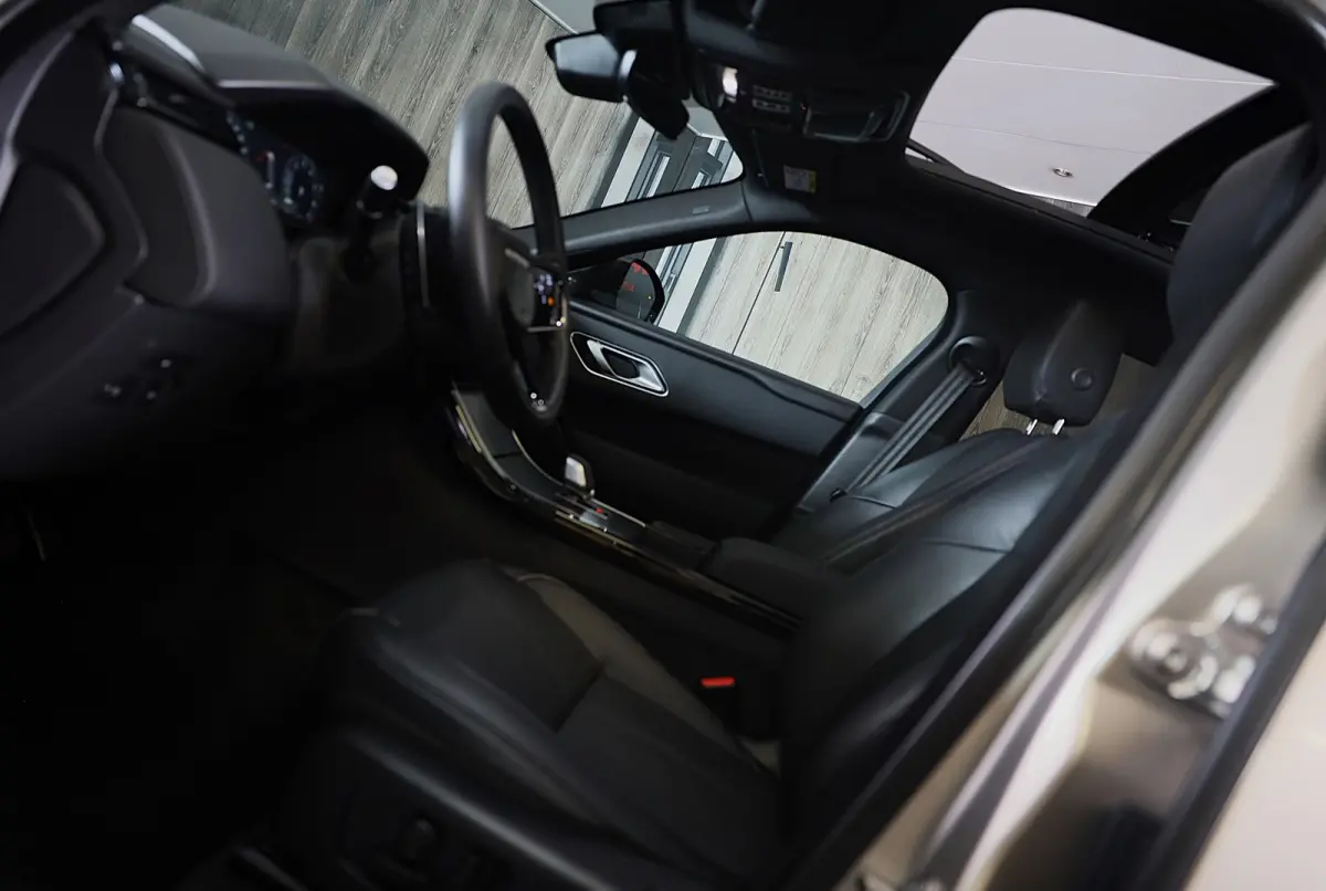 3.0 P400 AWD Dynamic SE MHEV / Batumi Gold / Acc / Lane Assist / Dode Hoek / 360 Camera / Leder /Pano