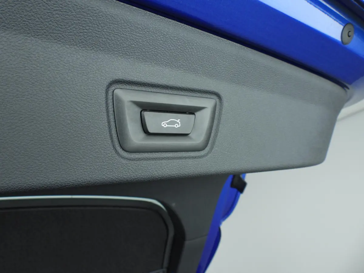 420i | M-Sportpakket | LED | Leder | Navigatie | Schuifdak | Sportstoelen | Stoelverwarming | DAB | Alu 18 inch