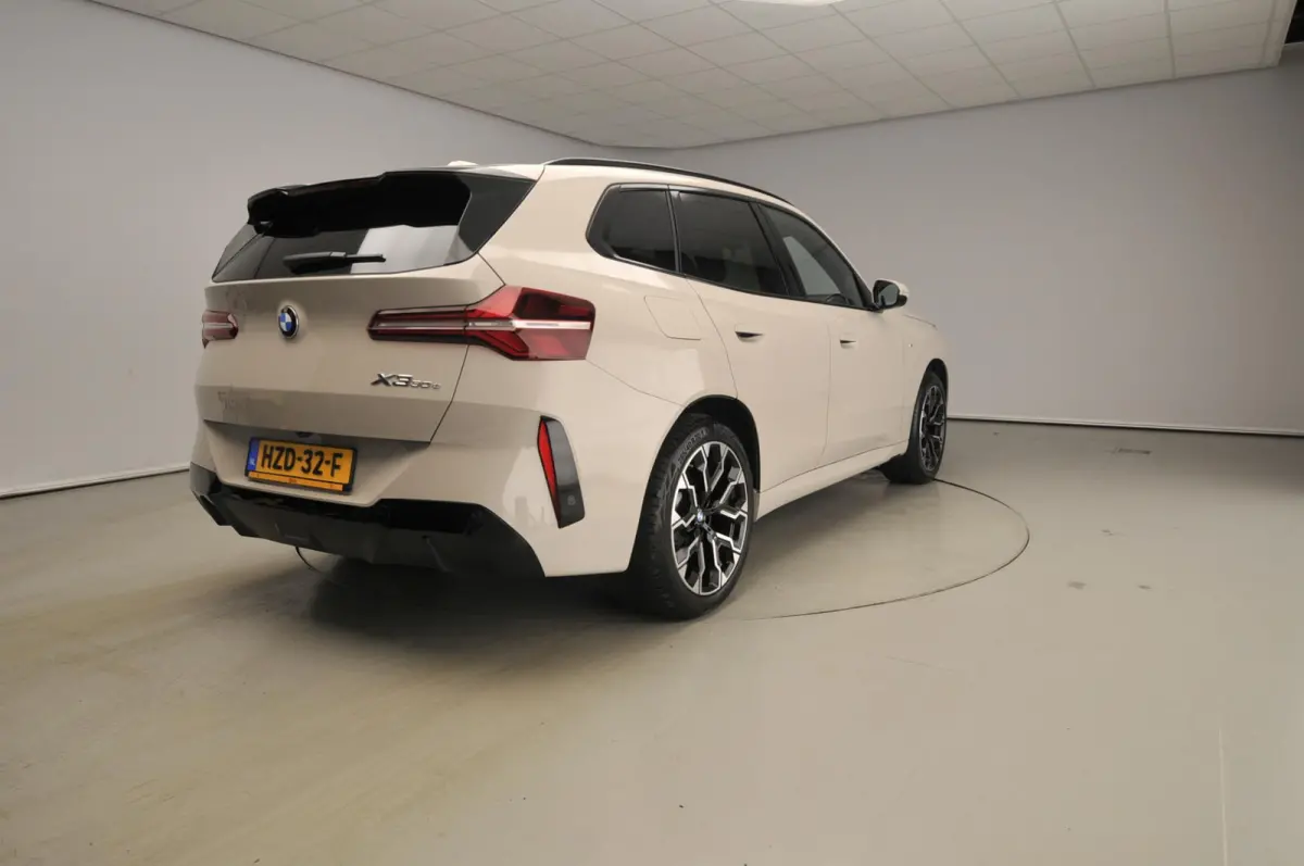 30e xDrive | M-Sportpakket | LED | Leder | Navigatie | Schuifdak | Sportstoelen | Stoelverwarming | DAB | Alu 20 inch