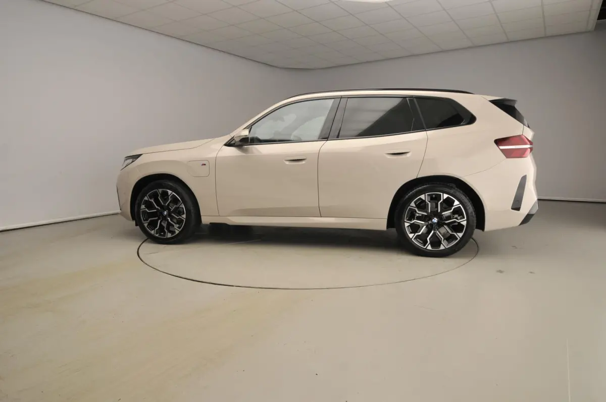 30e xDrive | M-Sportpakket | LED | Leder | Navigatie | Schuifdak | Sportstoelen | Stoelverwarming | DAB | Alu 20 inch