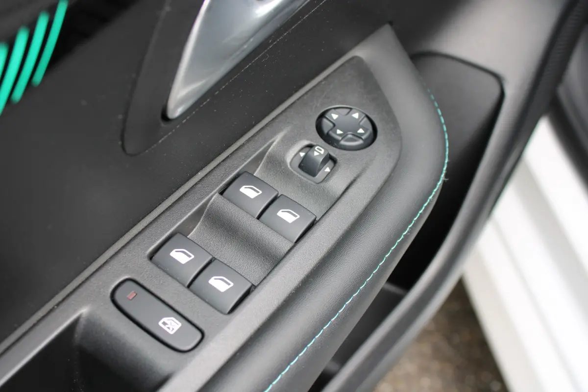 1.2 PureTech 100pk Allure Pack | Navigatie | Camera | Apple carplay | Bluetooth | NL auto | 1e Eigenaar | Parkeersensoren |
