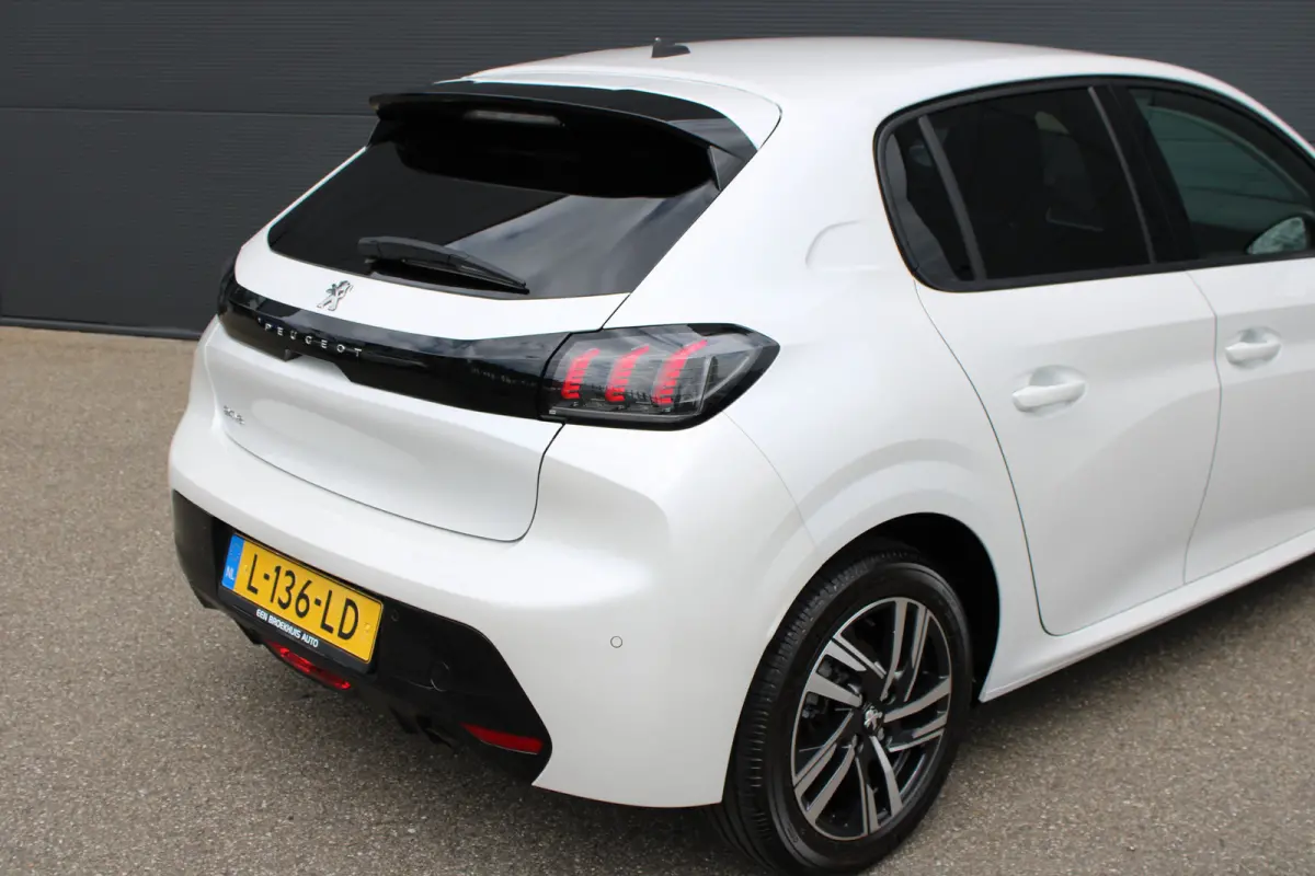 1.2 PureTech 100pk Allure Pack | Navigatie | Camera | Apple carplay | Bluetooth | NL auto | 1e Eigenaar | Parkeersensoren |