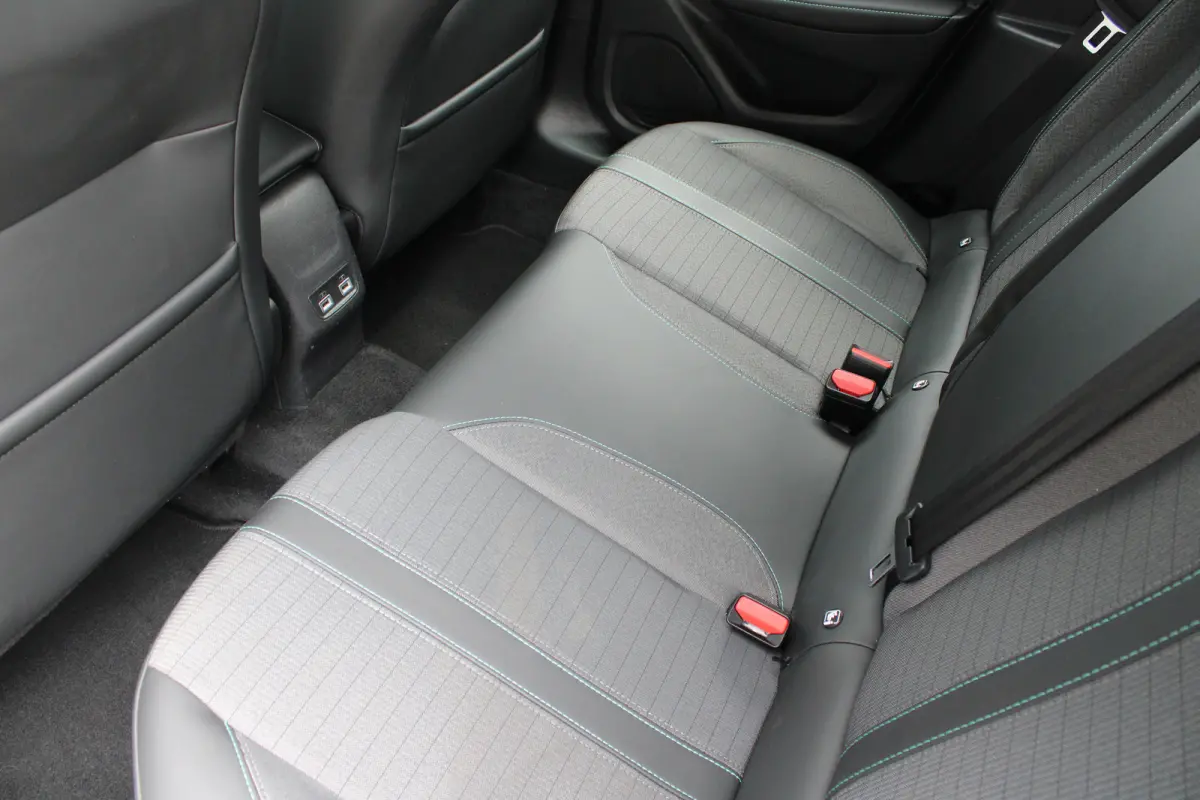 1.2 PureTech 100pk Allure Pack | Navigatie | Camera | Apple carplay | Bluetooth | NL auto | 1e Eigenaar | Parkeersensoren |