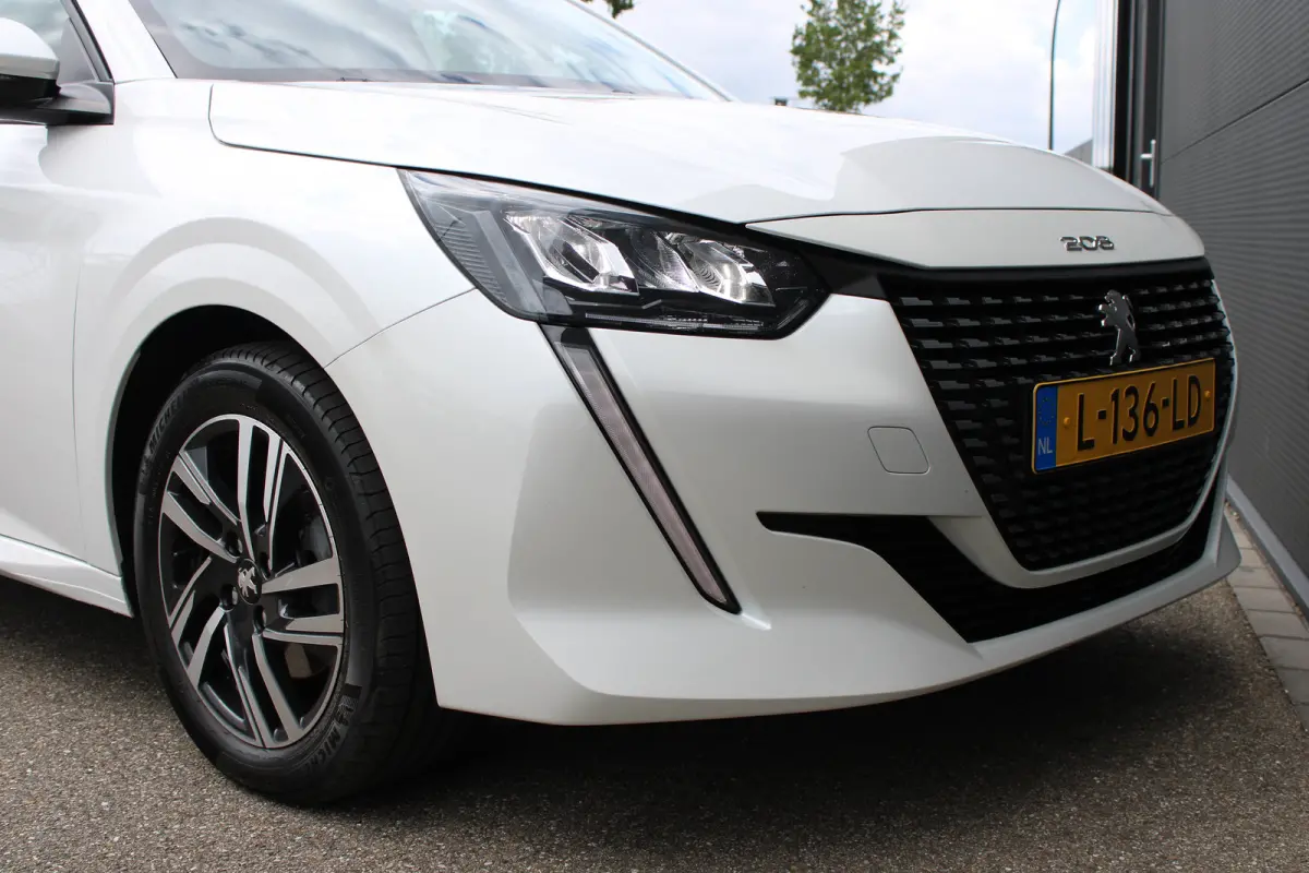 1.2 PureTech 100pk Allure Pack | Navigatie | Camera | Apple carplay | Bluetooth | NL auto | 1e Eigenaar | Parkeersensoren |