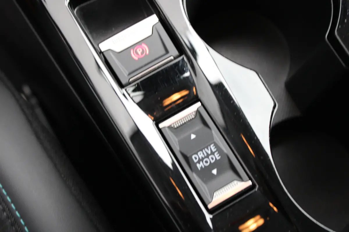 1.2 PureTech 100pk Allure Pack | Navigatie | Camera | Apple carplay | Bluetooth | NL auto | 1e Eigenaar | Parkeersensoren |